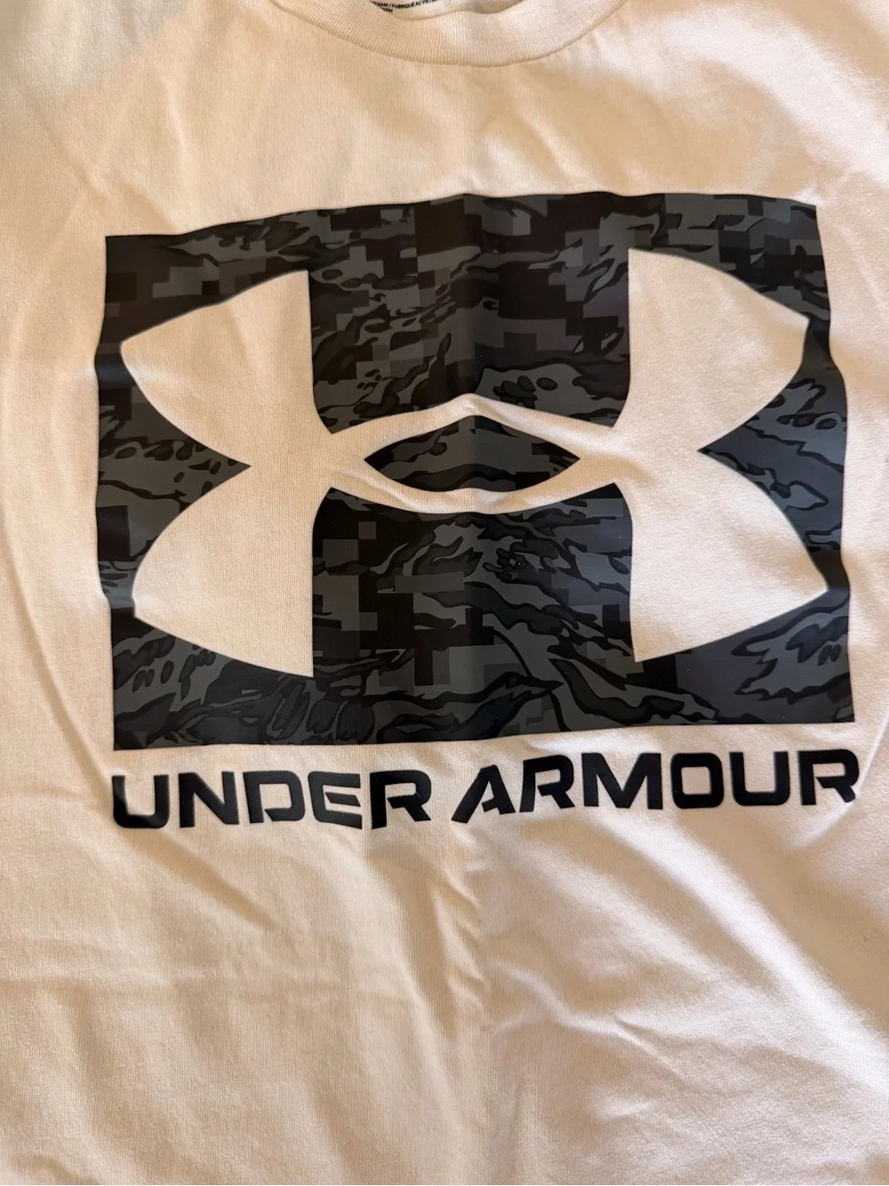 Under Armour Boys Bundle of 3, Tees and Shorts, Like New Condition